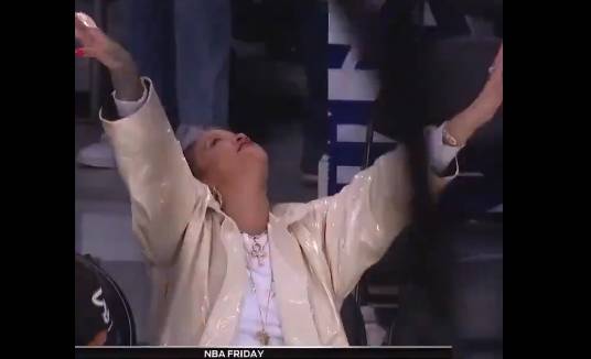 蕾哈娜观战湖人主场首战 赢球后拍手仰天庆祝