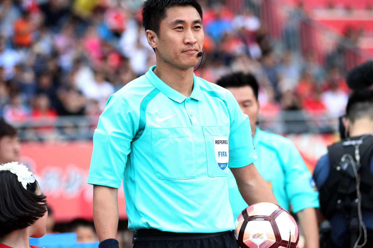 马宁亮相U17世界杯，首位主哨FIFA洲际男子赛事的中国裁判