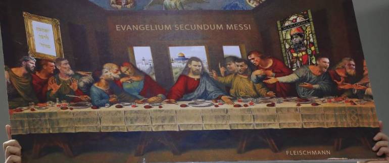 阿根廷球迷制作《最后的晚餐》，梅西成“救世主”耶稣