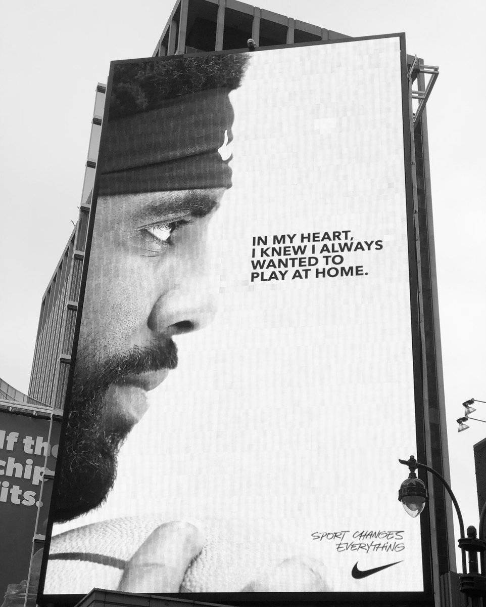 尼克斯主场麦迪逊花园场外放置欧文巨幅广告牌