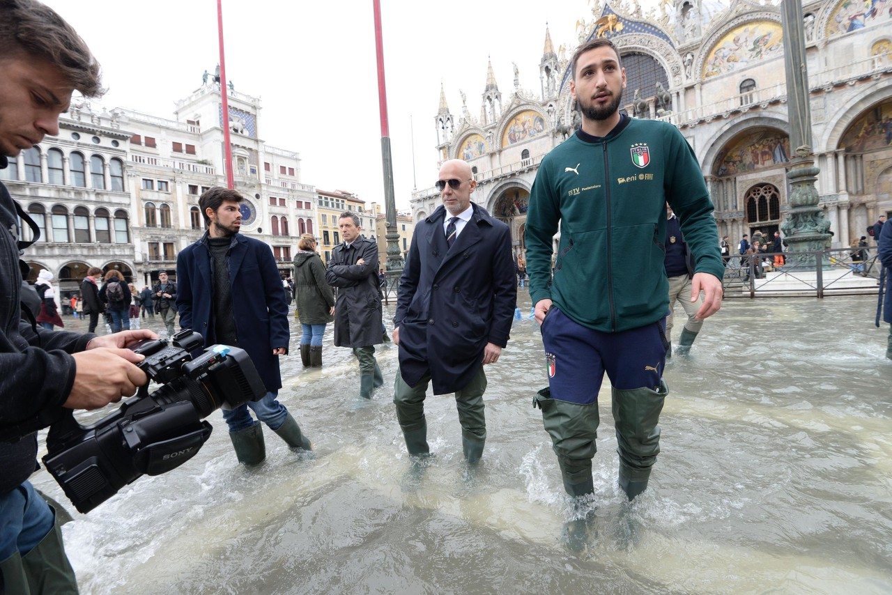 维亚利带队，多纳鲁马等人去往威尼斯看望遇水灾的同胞