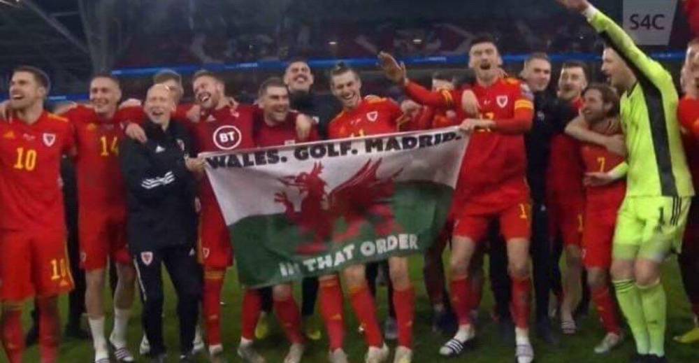 贝尔赛后与队友举旗欢庆，旗帜写着“威尔士高尔夫马德里”