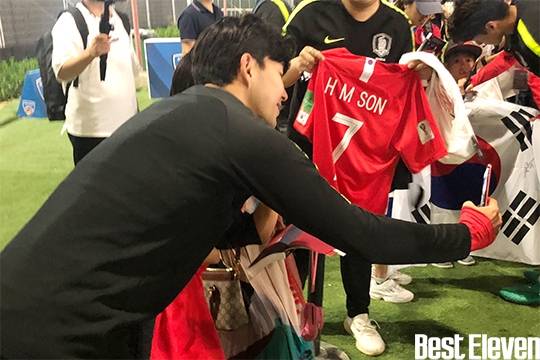 国家队训练人气高，孙兴慜为韩国和阿联酋球迷签名近半小时