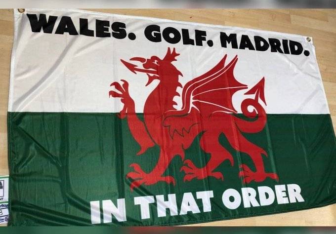 威尔士球迷为贝尔制作标语：威尔士高尔夫皇马，这顺序没错