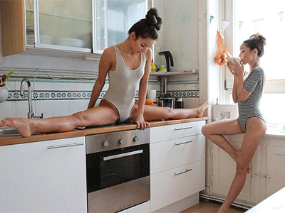柔韧性拉满！乌克兰双胞胎姐妹花厨房练柔术！