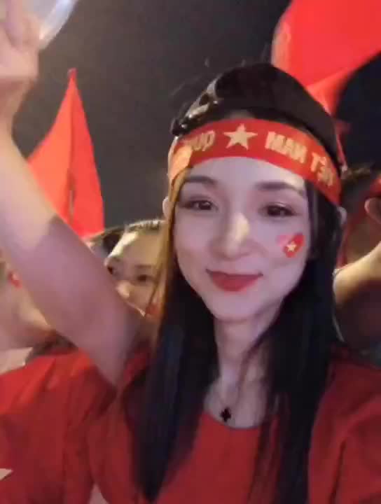 越南美女球迷的狂欢不眠夜，庆祝东南亚足球锦标赛夺冠