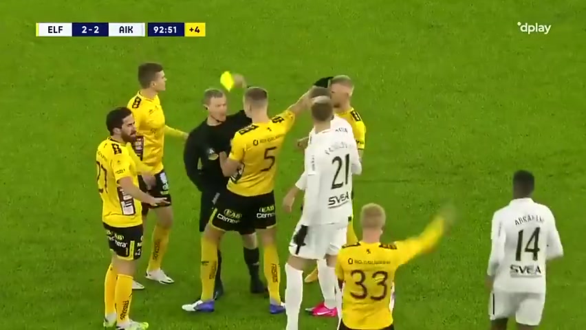 瑞典联赛球员为了防止对方打反击上演恶劣一幕。。。