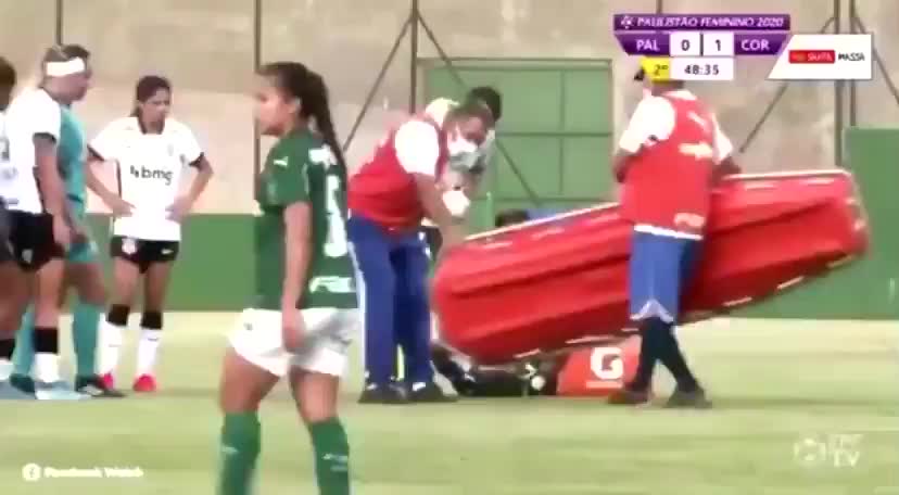 囧！工作人员抬担架时摔倒坐在女足球员脸上