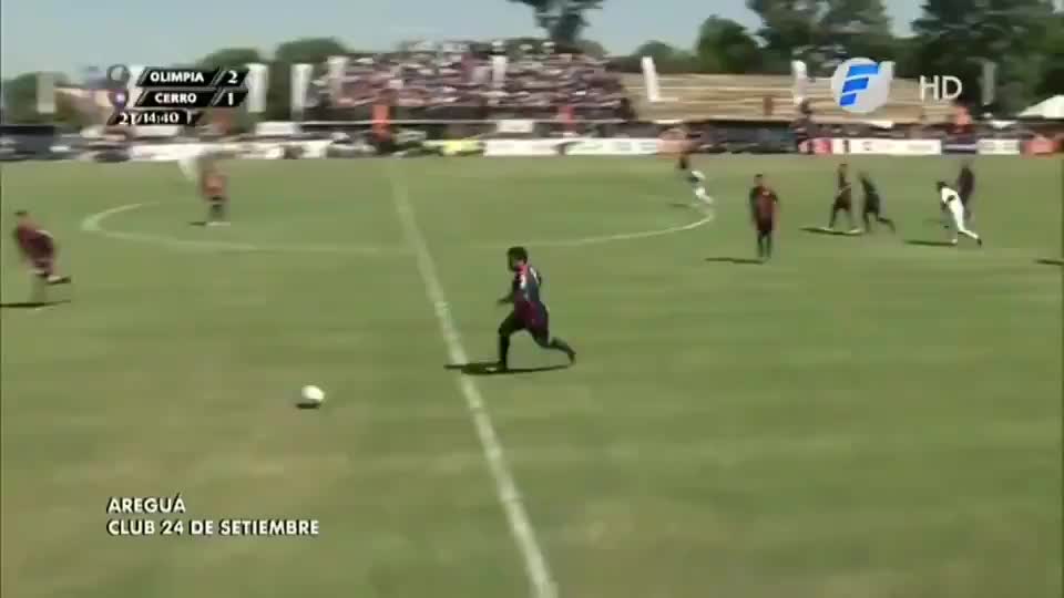 巴拉圭传统友谊赛上球员凶狠铲翻侏儒球员