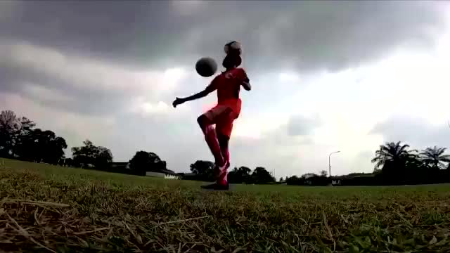 进入吉尼斯纪录！尼日利亚12岁男孩头顶球后60秒颠球111次