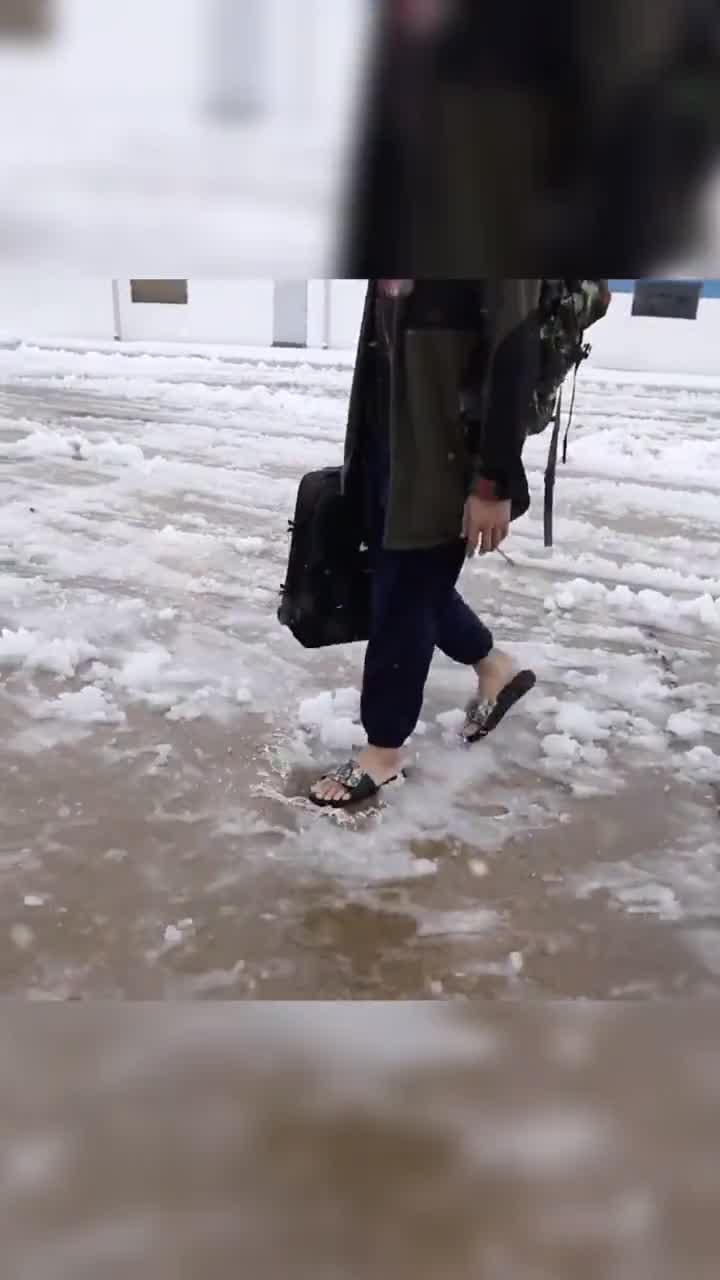 好家伙！“海王”亚当斯穿拖鞋走在冰天雪地中