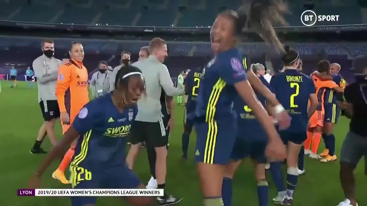 获胜后里昂女足球员上演C罗标志性庆祝
