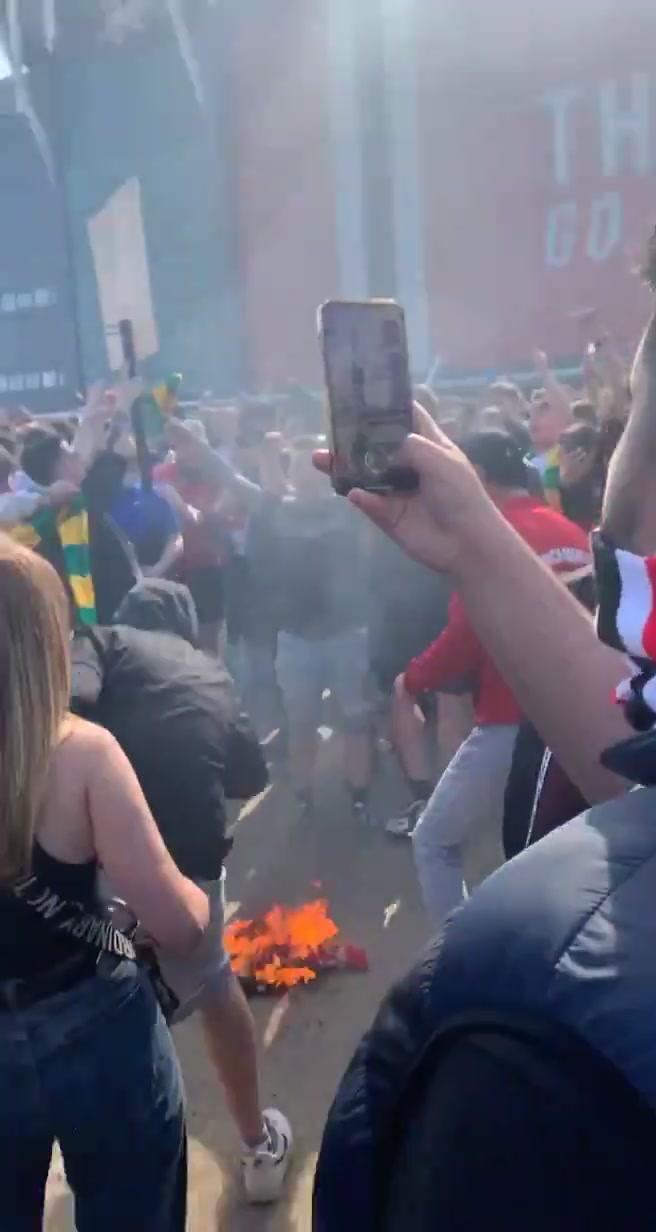 曼联球迷在老特拉福德外焚烧美国国旗抗议