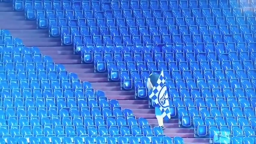 赛季悲情时刻！沙尔克吉祥物在空无一人的看台上独自行走