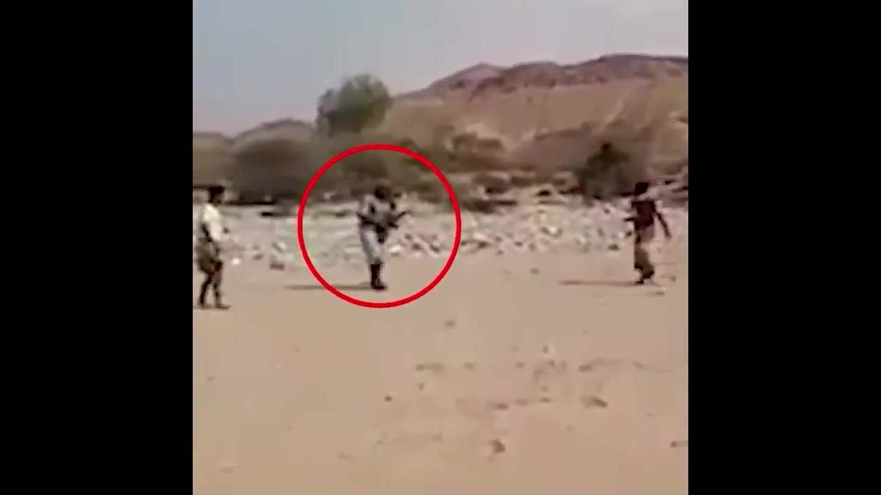 谁不服我？也门野球场裁判用AK枪代替哨子