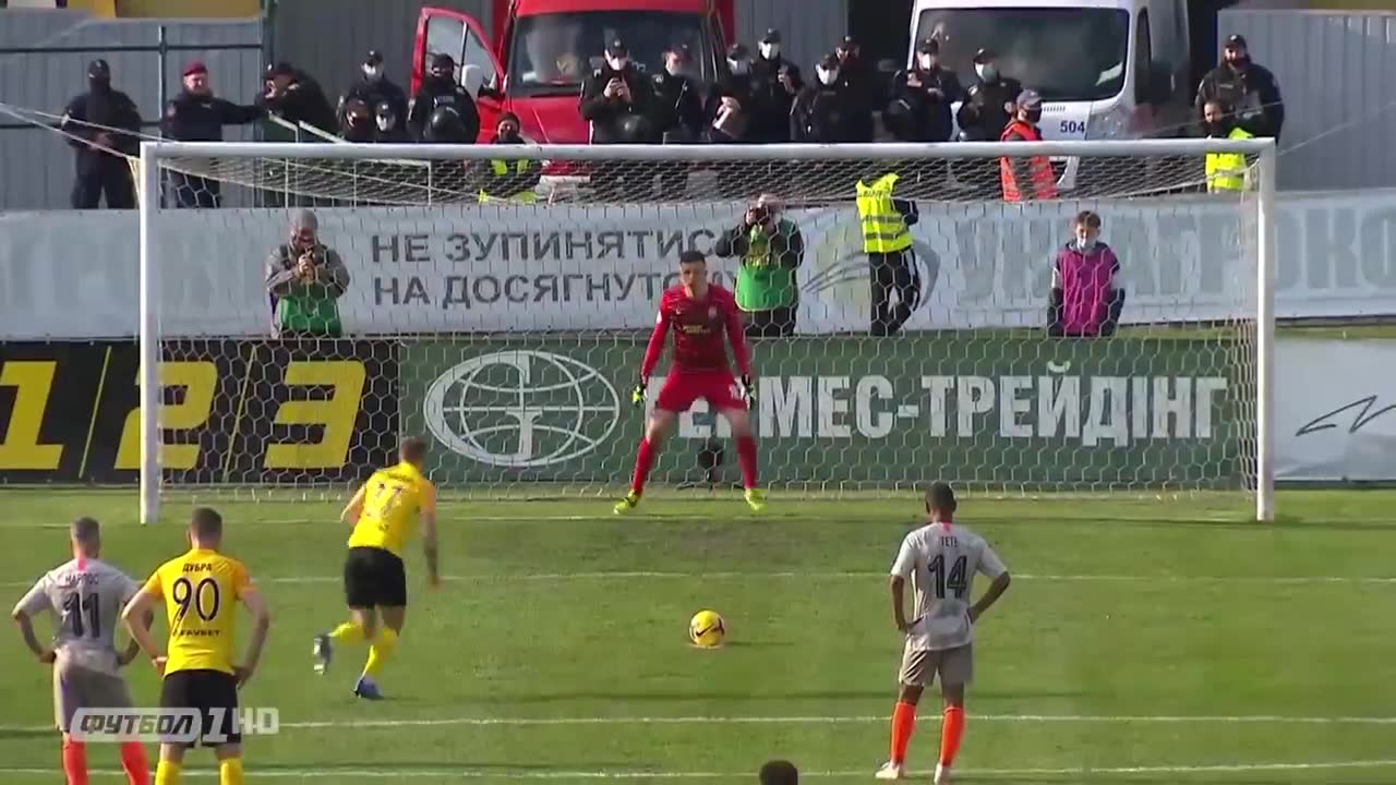 本来就是破的？乌克兰联赛球员主罚点球直接射穿球网