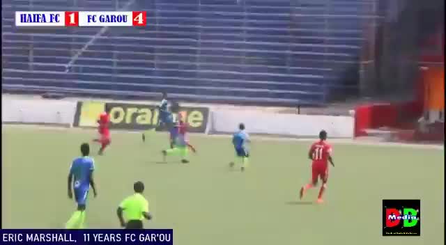 天才！11岁的少年在利比里亚联赛踢球