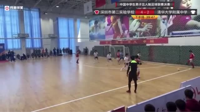 中学五人制足球决赛，小球员背后飞铲 裁判仅出示黄牌警告
