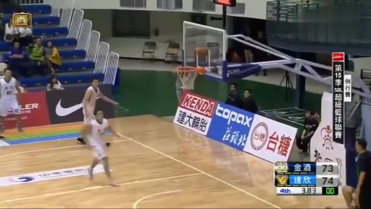 看傻眼！台湾省篮球联赛 蓝队浪投 惨遭史诗后场超远压哨绝杀