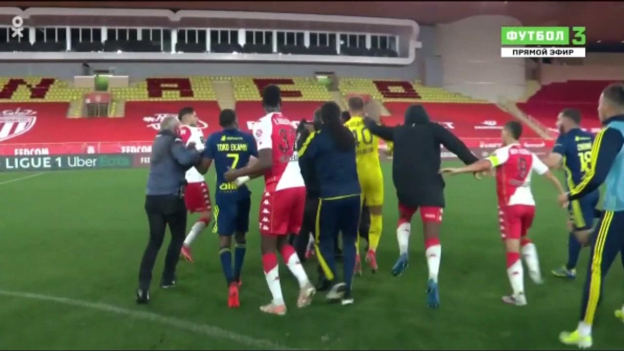 摩纳哥vs里昂赛后双方上演群殴 德佩人群中劝架
