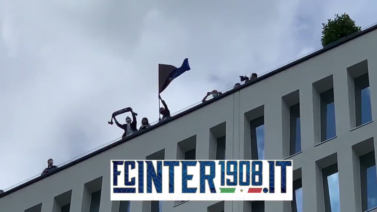 我们是冠军！国米主席张康阳在总部楼顶挥舞队旗！