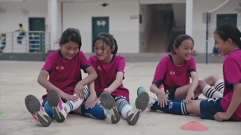 纪录片《球场》：山区女孩的足球梦