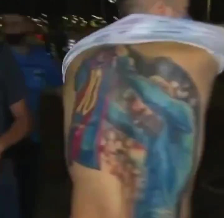 来自巴西的梅西球迷在背上纹上名场面