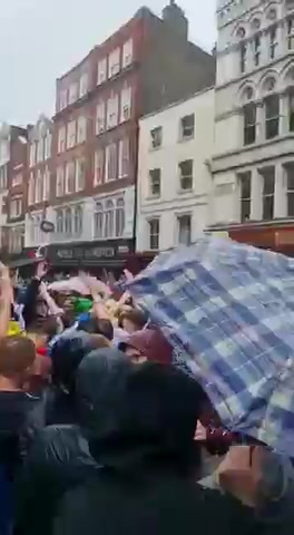苏格兰球迷在伦敦街头雨中高歌助威