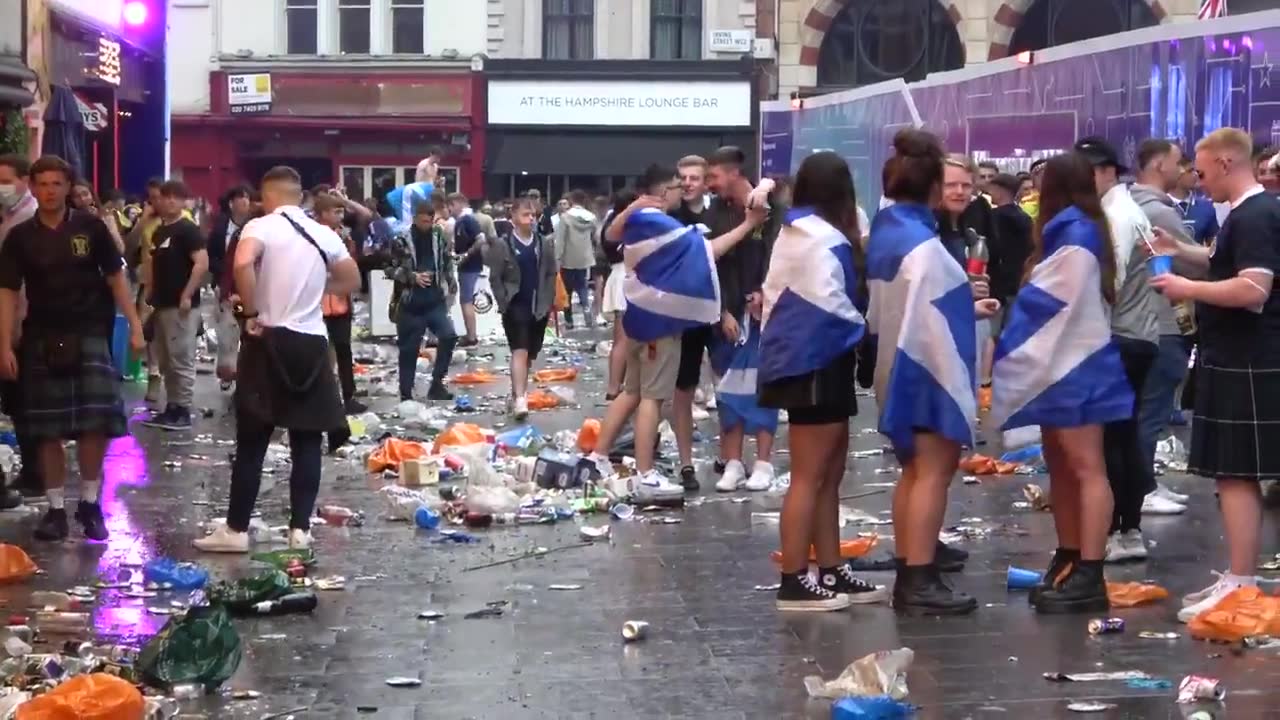 英格兰大战苏格兰 球迷在莱斯特广场留下遍地垃圾