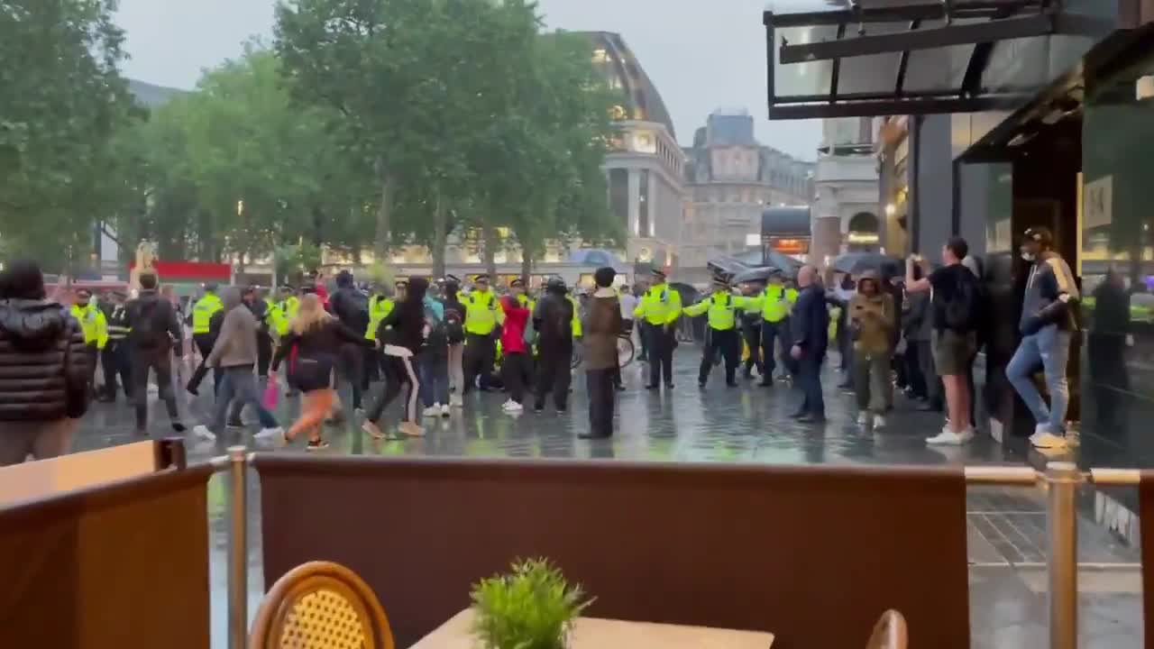 英格兰球迷和苏格兰球迷与警察对峙