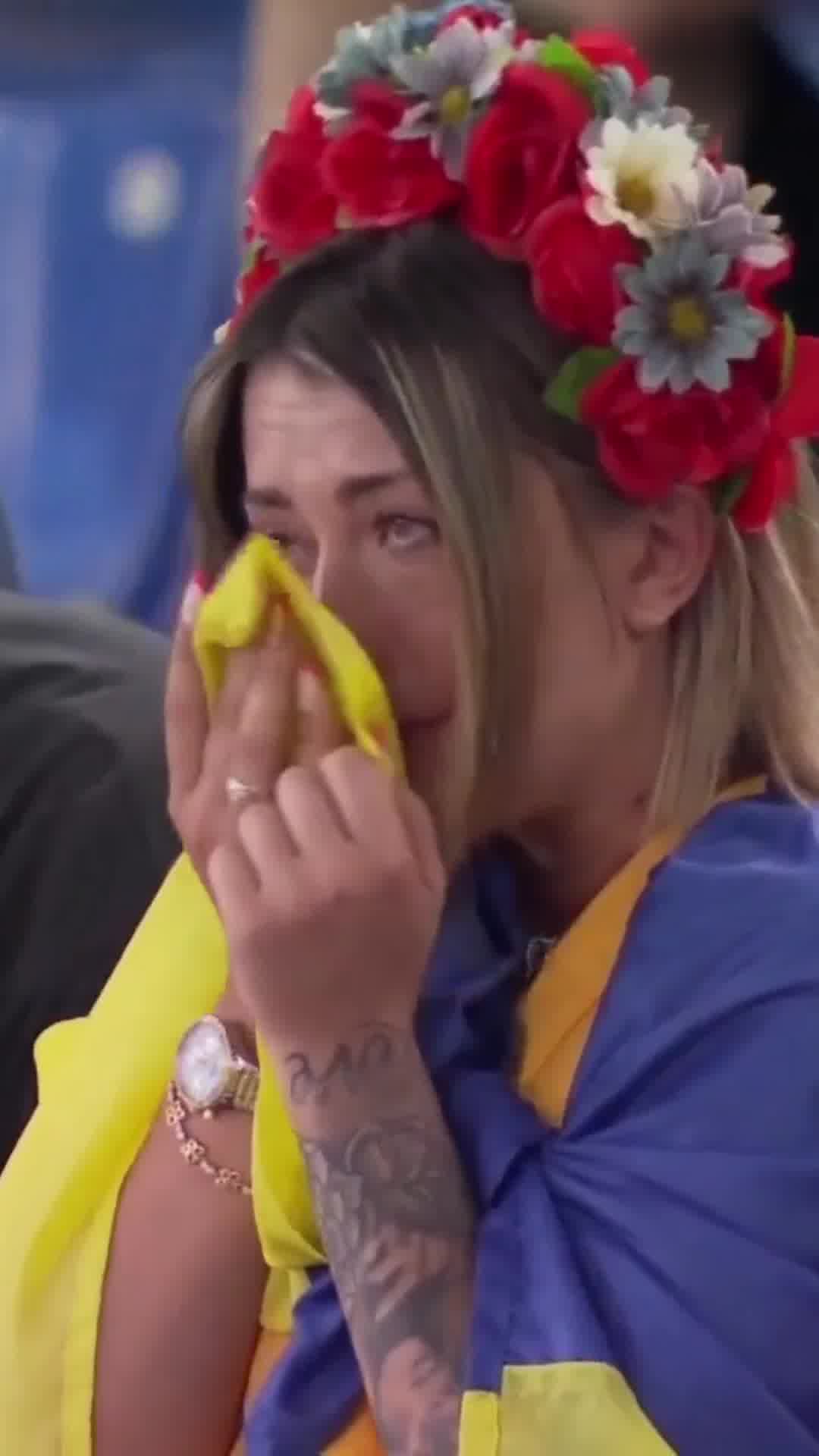 心疼！3球落后英格兰 乌克兰美女球迷痛哭