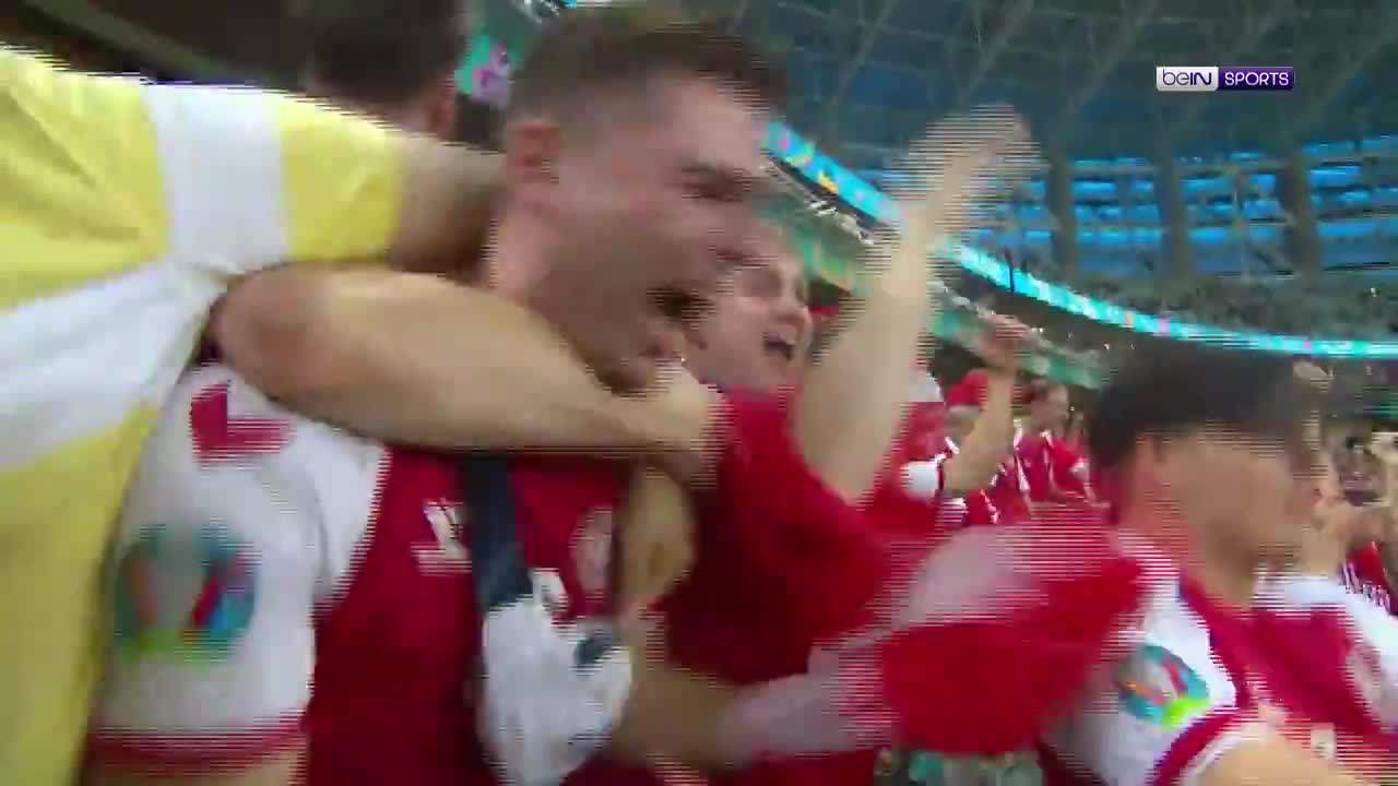 彻底嗨了！丹麦球迷看台疯狂庆祝晋级欧洲杯半决赛
