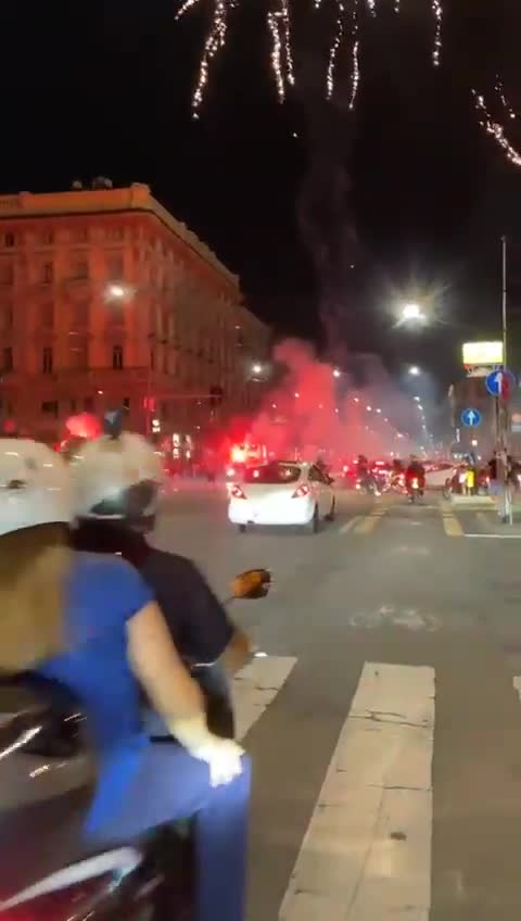 夺得欧洲杯冠军 意大利球迷纷纷涌上街头燃放烟花