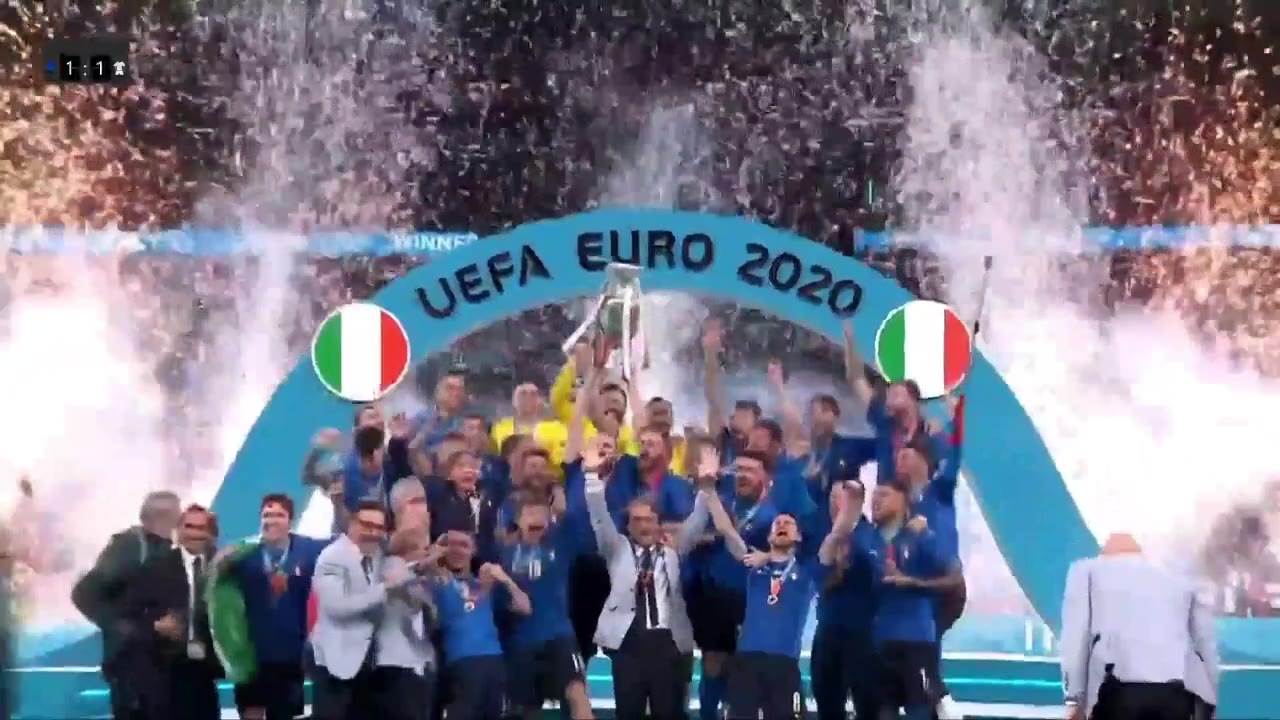 意大利勇夺欧洲杯冠军 基耶利尼捧起奖杯全队疯狂庆祝