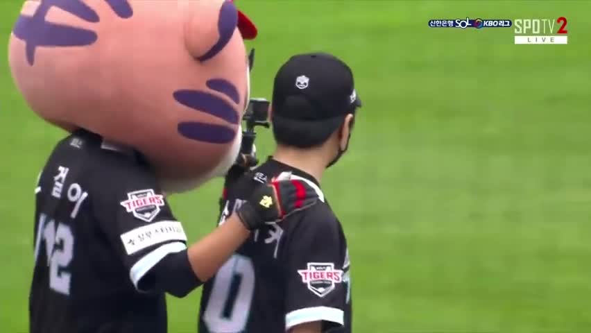 外媒推特：ShowMaker与父亲一起参与Kiatigers队棒球比赛开球仪式
