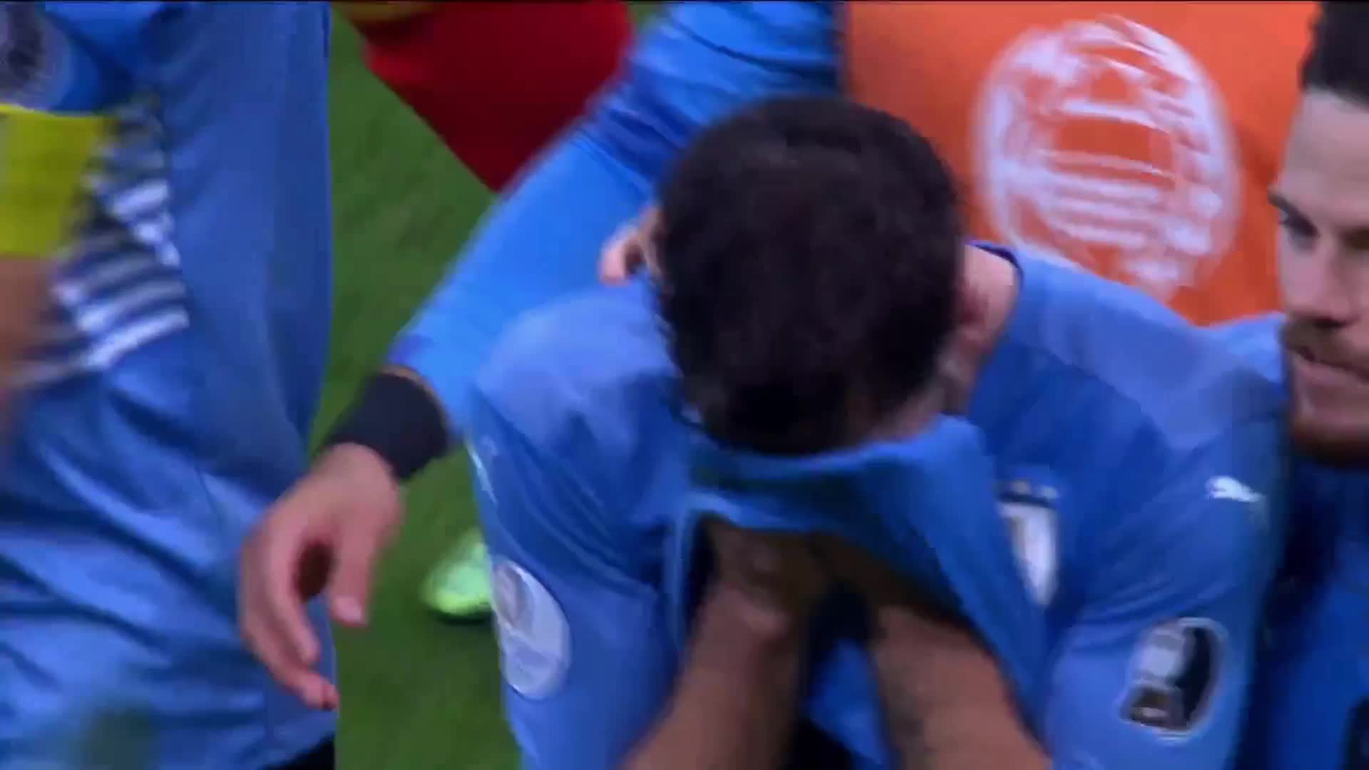 射失关键点球自责 乌拉圭球员一路哭到尾返回更衣室