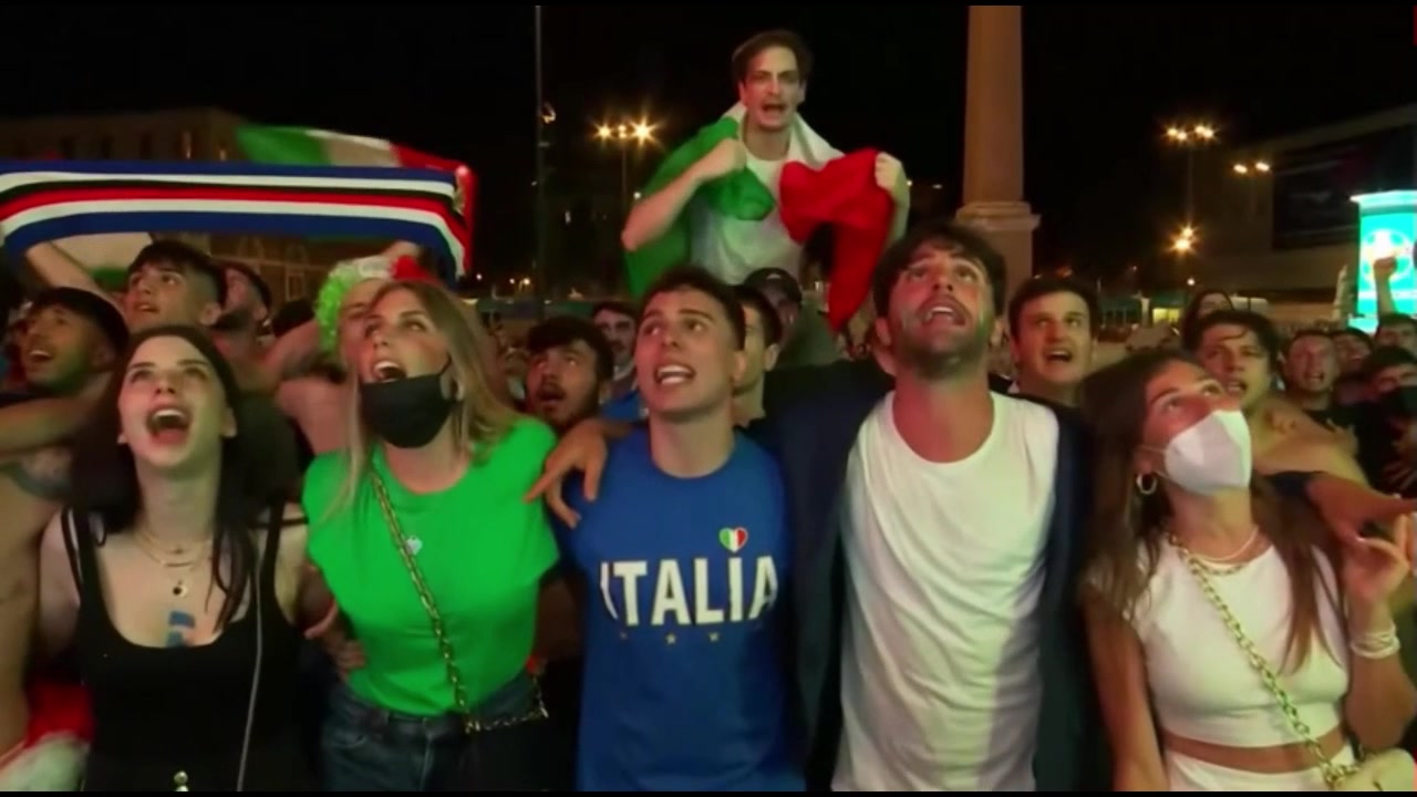 氛围太赞了！意大利球迷高歌庆祝夺冠
