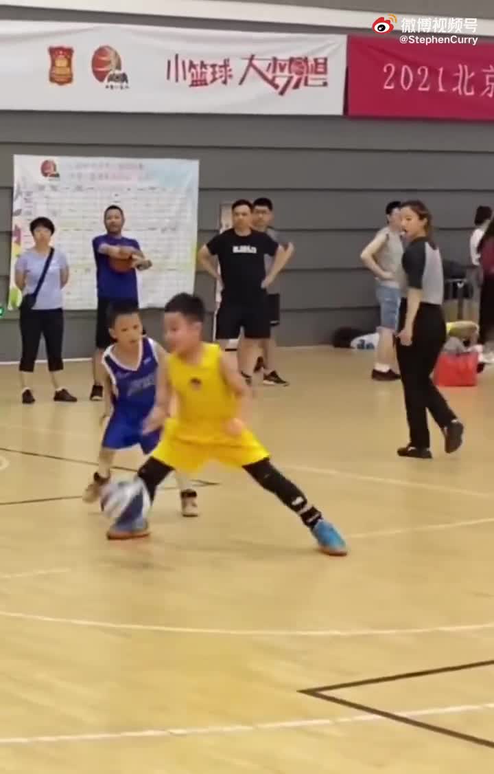 库里转发“中国小库里”视频：这运球技术厉害了