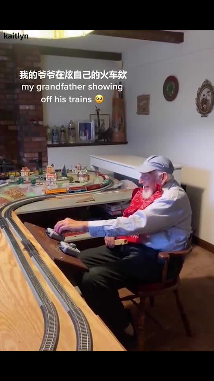 七十岁的爷爷小孩般地展示自己的玩具！