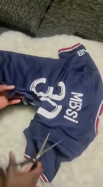 真生气了！欧冠出局 巴黎球迷剪烂梅西30号球衣