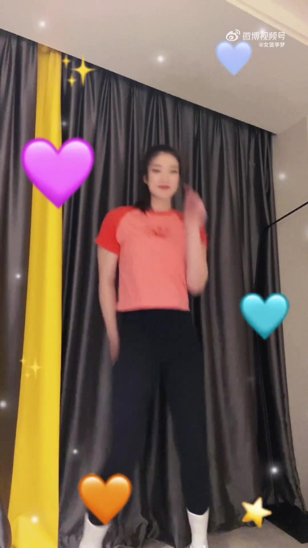李梦发博晒舞蹈视频：今天是甜妹风 给大家跳个甜甜的舞