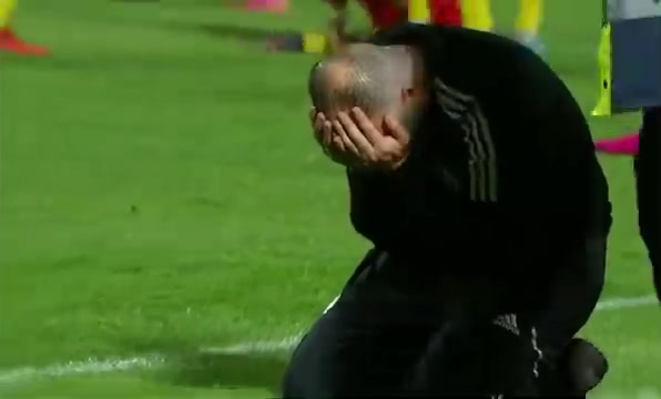最后一秒被绝杀无缘世界杯！阿尔及利亚主帅跪地痛哭