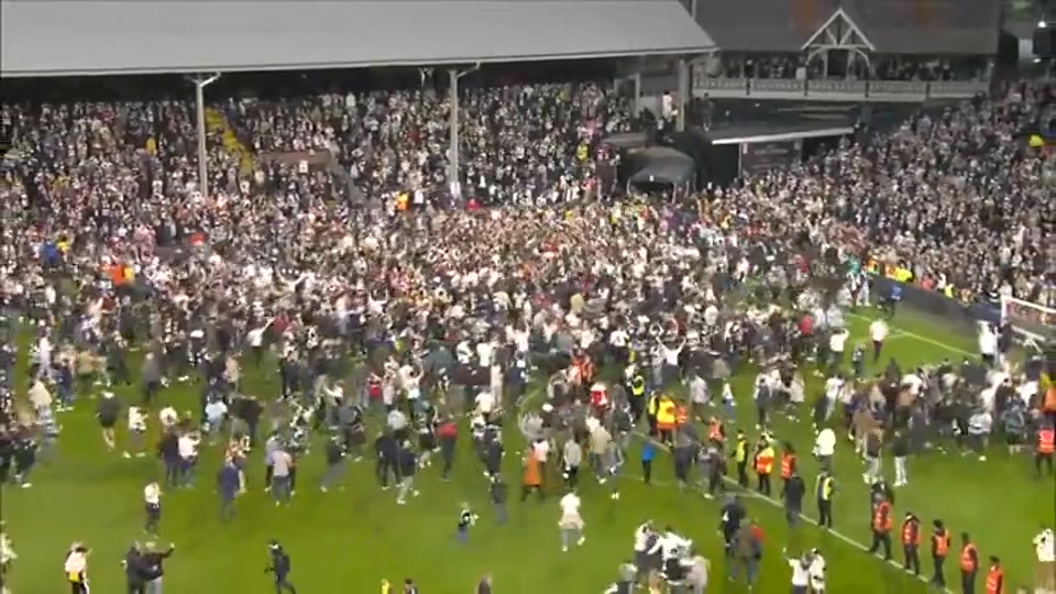 大批球迷冲入场内庆祝富勒姆夺得英冠冠军