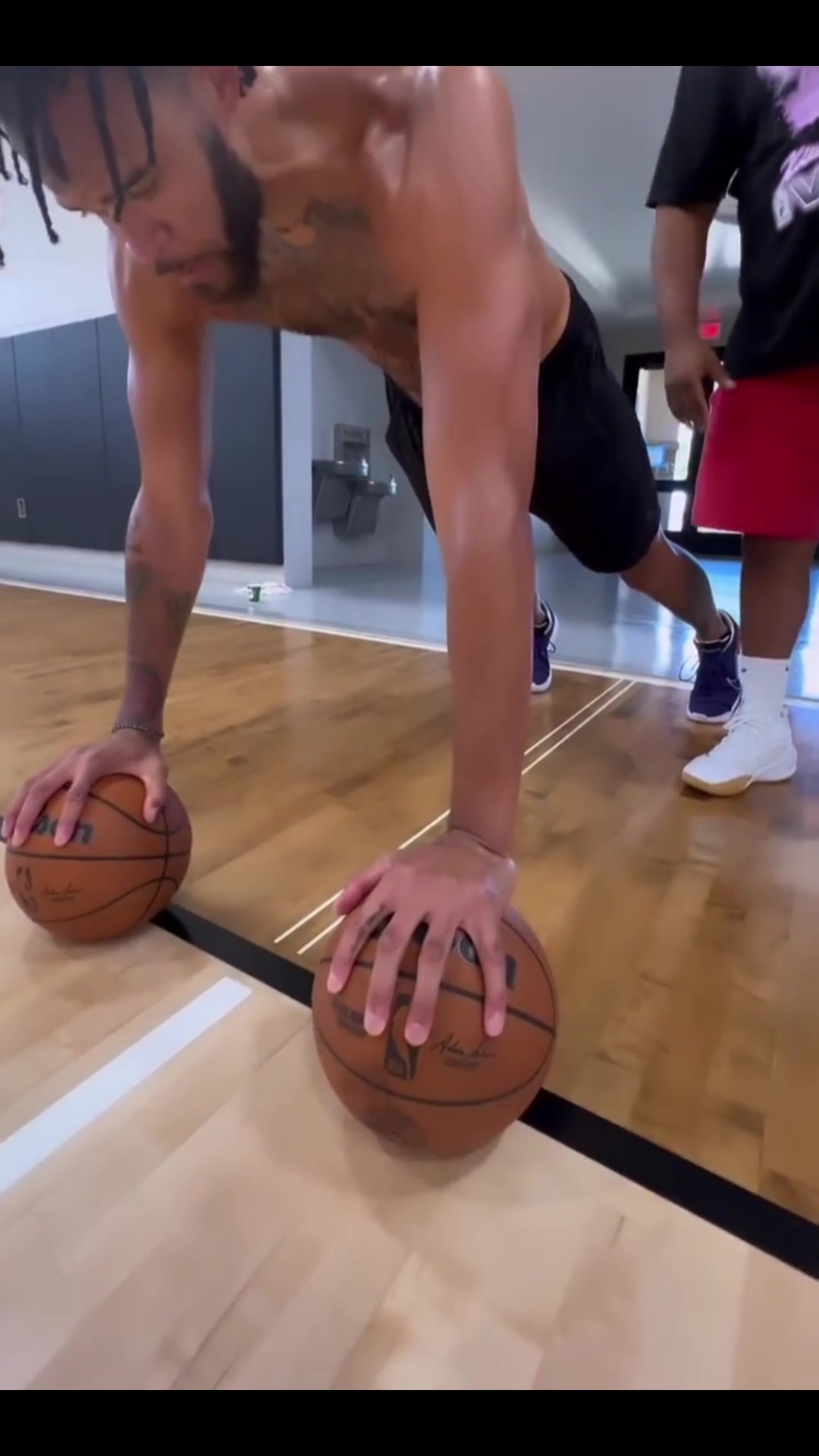 像麦基这样撑着篮球做俯卧撑，你能做几个？
