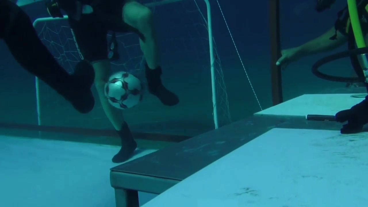 球不会漂起来吗？在水下踢足球是怎样的感受！