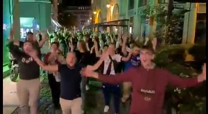 里昂球迷在街头庆祝本泽马夺金球