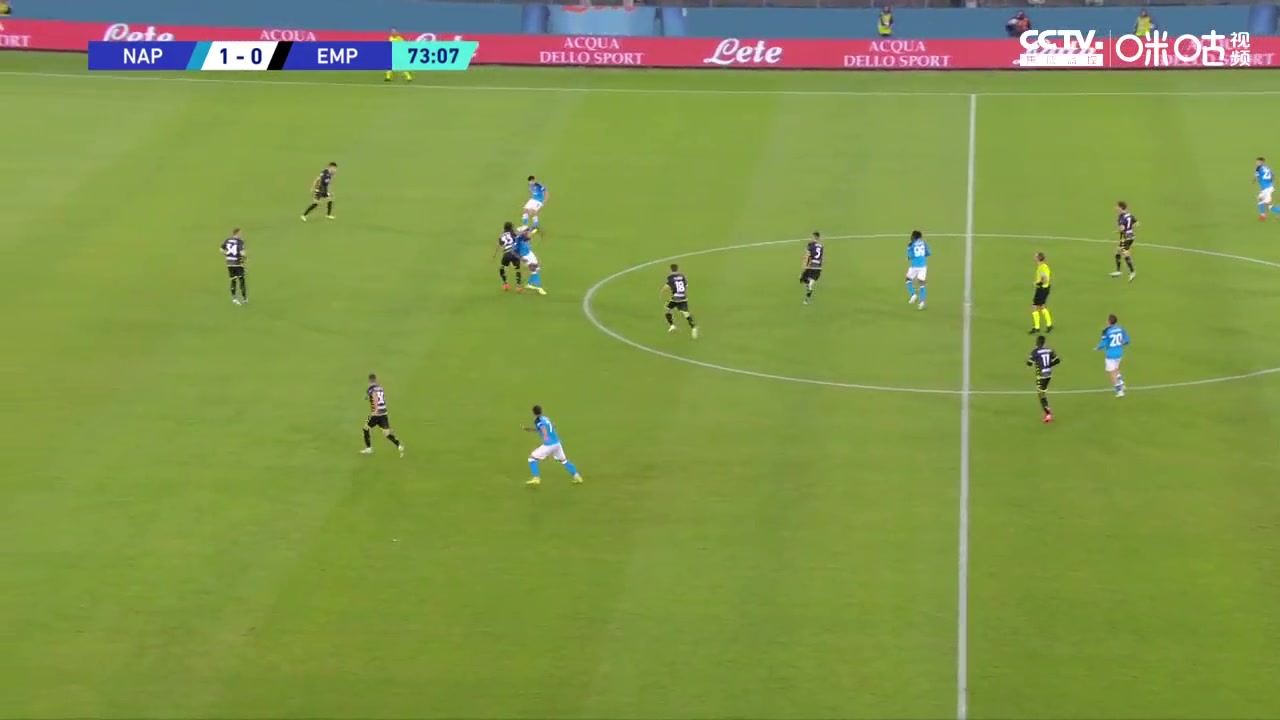 鲁佩托抢球时踢到洛萨诺 被主裁判出示第二张黄牌 两黄变一红罚下
