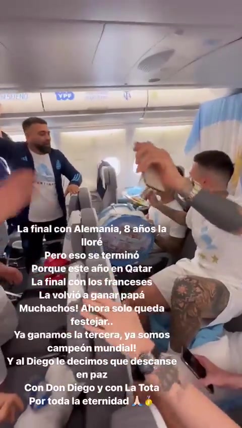 快回家了！阿根廷球员在飞机上庆祝
