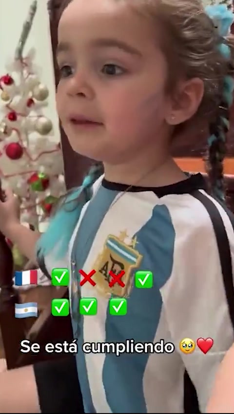 从小培养的足球文化！阿根廷小女孩看点球