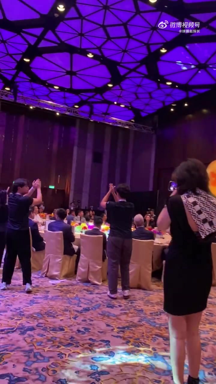 姚基金慈善晚宴，姚明签名鞋&签名篮球，被以200万价格当场拍卖